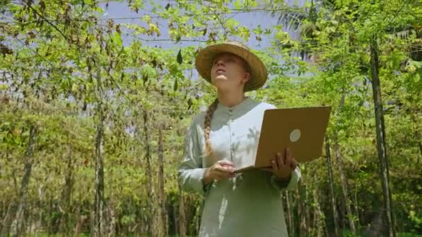 Женщина Агроном Осматривает Испорченный Урожай Овощной Ферме Белая Женщина Фермер — стоковое видео