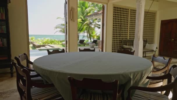 Okrągły Stół Luksusowej Willi Retro Tropikalnej Wyspie Widokiem Błękit Oceanu — Wideo stockowe