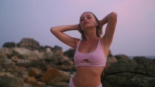 Momento Bienestar Femenino Viajes Solitario Relajación Mujer Bikini Seca Cabello — Vídeo de stock