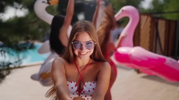 Kamerzysta Śledzi Atrakcyjne Dziewczyny Strojach Kąpielowych Letnie Przyjęcie Przy Basenie — Wideo stockowe