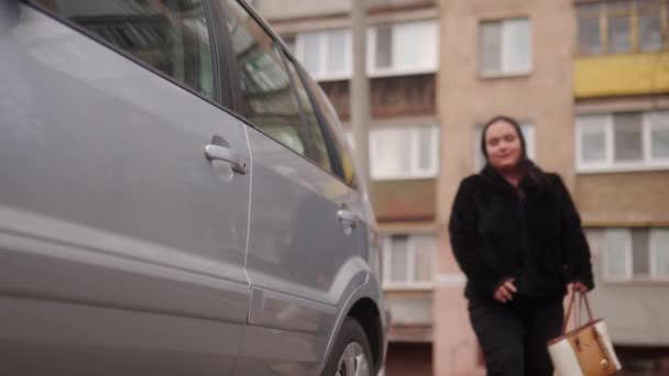 통근자는 매력적인 자물쇠 여행을 시작합니다 여자는 차량에 접근하고 동유럽의 거리에 — 비디오