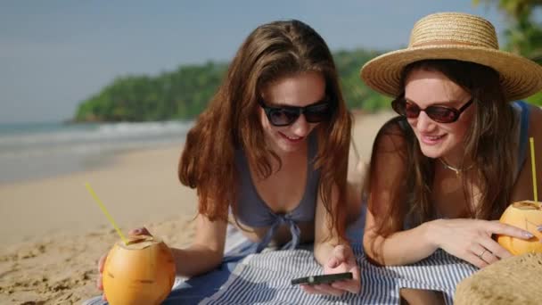 Happy Girls Lying Sun Browsing Social Media Phones Tropical Beach — Stock Video