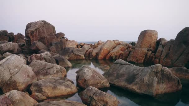 Paisagem Costeira Tranquila Com Formações Rochosas Praia Piscina Natural Maré — Vídeo de Stock