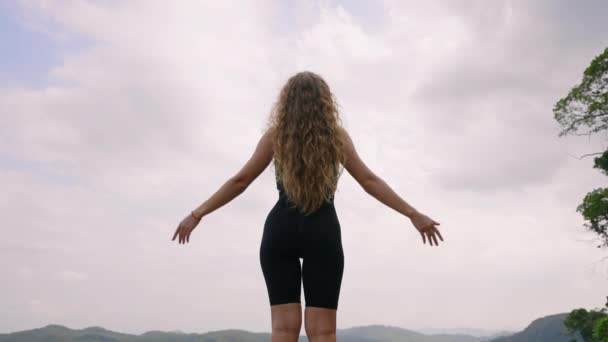 Czuje Wolność Spokojną Przyrodę Kędzierzawa Kobieta Obejmuje Górską Bryzę Ramiona — Wideo stockowe