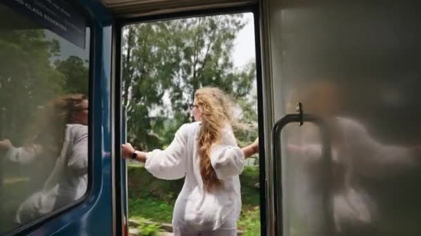 Spänningen Fyller Henne När Hon Reser Med Tåg Nedsänkt Rika — Stockvideo