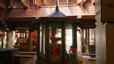 Geleneksel oyulmuş fener titreşimleri, ortam yaratıyor. Aromatik gaz lambası antik Budist tapınağında yanar. Ziyaretçiler Sri Lanka tapınağında farkındalık ve kültür mirası arıyorlar.