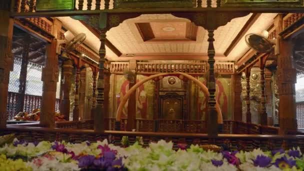 Heilige Kamer Huizen Vereerde Boeddha Tandrelikwie Omgeven Door Levendige Bloemen — Stockvideo