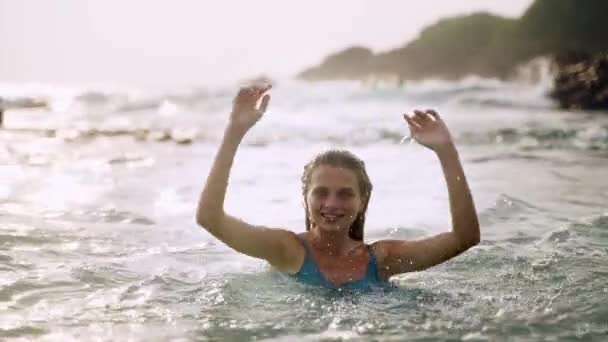 Luce Del Tramonto Serena Sulla Spiaggia Tranquilla Elegante Donna Abito — Video Stock