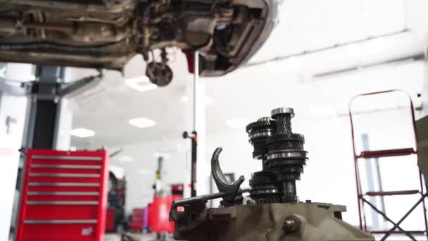 Mechanische Werken Auto Transmissie Demonstreert Reparatie Vaardigheden Werkplaats Auto Tech — Stockvideo