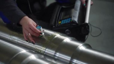 Taşınabilir cihazlı yetenekli teknisyenler tarafından uygulanan ultrasonik hata tespit prosedürü ürün bütünlüğünü ve güvenliğini sağlar. Pro silindirik metal bileşeni üzerinde yıkıcı olmayan testler yapar, NDT.