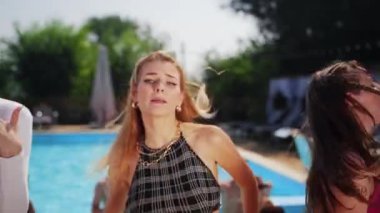 Modeller dans eder, twerk yapar, şarkı söyler ve hafta sonları havuz partisinde alkollü kokteyllerle rahatlar. Erkek ve kadın flört ediyor, öpücükler yolluyor, parlak mayo ve güneş gözlüğü takıyor ve ince bronzlaşmış vücudunu gösteriyor..