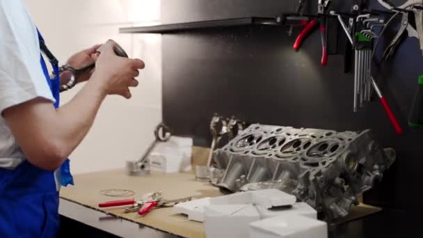 Профессиональный Механик Собирает Двигатель Высокоточными Инструментами Устанавливает Поршни Кольца Лайнеры — стоковое видео