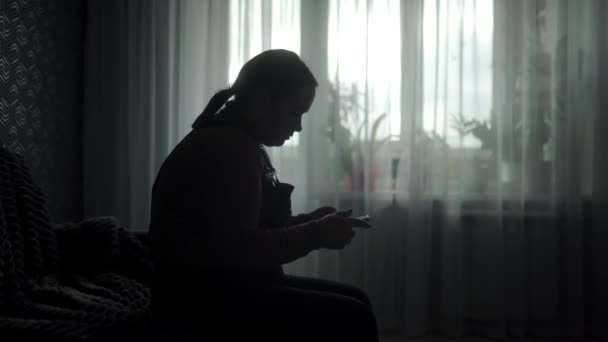Uma Mulher Sozinha Envolve Com Tecnologia Perdida Mundo Virtual Desconectada — Vídeo de Stock