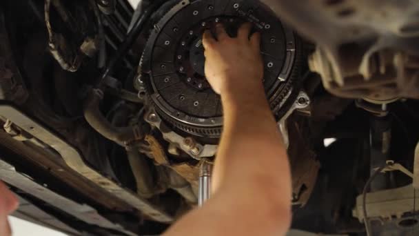 Scena Warsztaty Samochodowe Ręce Zastąpić Zużyte Komponenty Mechanik Instaluje Nowy — Wideo stockowe