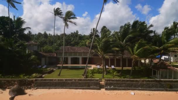Receding Drone Vídeo Luxury Retro Villa Oceanfront Island Access White — Vídeo de Stock