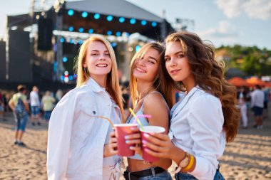 Mutlu arkadaşlar güneşli günün, yaz partisinin tadını çıkarırlar. Plaj müzik festivalinde kızlar renkli içkilere tezahürat eder. Dans, deniz kenarında kahkahalar kalabalıkla, sahne arkasında. Gençler kutlama yapıyor, festivalde kadeh kaldırıyor..