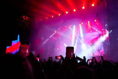 Kalabalık, açık hava akşam festivalinde canlı müzikten, siluet dansından, canlı sahne ışıkları altında akıllı telefonlu müzik etkinliğinden, enerjik atmosferden ve hayranlarının yaz havasında tezahürat yapmasından hoşlanıyor.