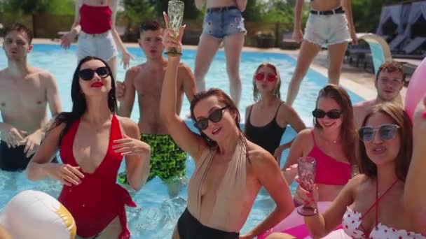 Lüks Şehir Kulübündeki Yüzme Havuzunda Gürültülü Bir Yaz Partisi Bikinili — Stok video