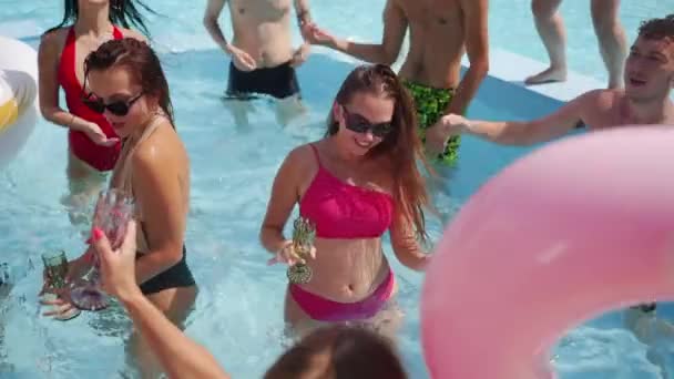 Kadın Erkek Modeller Yüzme Havuzunda Takılıyor Sıçratıyor Flört Ediyor Poz — Stok video