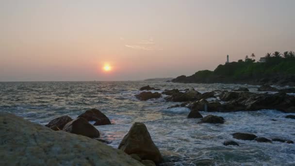 Latarnia Stoi Odległym Wzgórzu Prowadząc Żeglarzy Zachód Słońca Morzu Złotym — Wideo stockowe