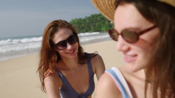 Jovem Feliz Aplicando Protetor Solar Amigos Praia Areia Menina Sorridente — Vídeo de Stock