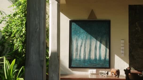 画布上的杰作挂在客厅里 上面有豪华热带别墅的绿色花园 室内设计与装饰室内度假屋与抽象画 — 图库视频影像