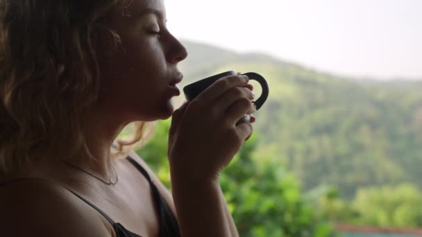 Rituel Matin Avec Tasses Noires Vertes Blanches Matcha Une Femme — Video