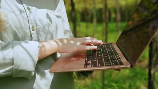 女农拿着笔记本电脑 在菜场上检查葫芦收获情况 输入键盘 女农艺师检查蔬菜在计算机中输入数据 现代农产企业 精准农业概念 — 图库视频影像