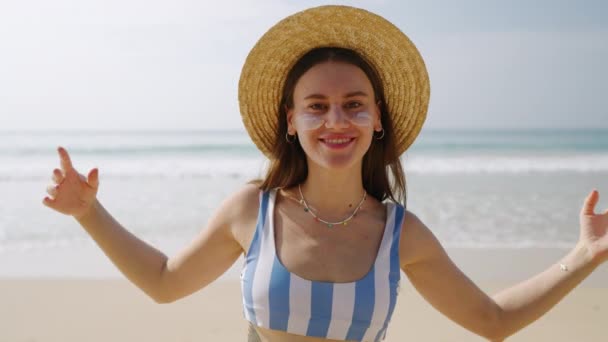 Jolie Jeune Femme Appliquant Crème Solaire Sur Visage Courant Vers — Video