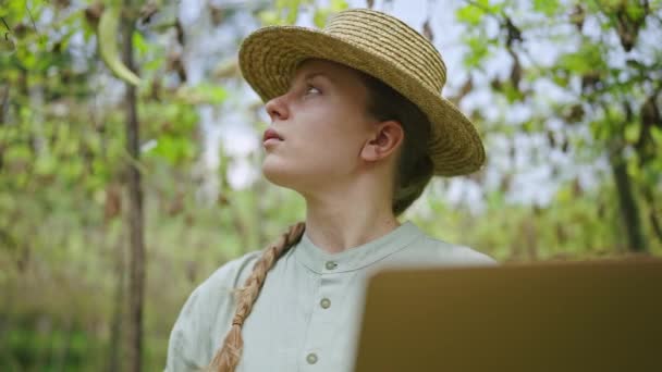 Vrouwelijke Boer Met Laptop Inspecteren Kalebas Oogst Groente Boerderij Jonge — Stockvideo