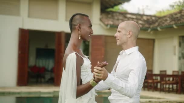 Багатоетнічні Андрогінні Гей Пари Танцюють Вальс Церемонії Відкритого Весілля Розкішній — стокове відео