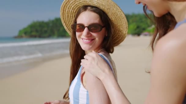 Las Manos Femeninas Aplican Protector Solar Las Mujeres Playa Tropical — Vídeos de Stock