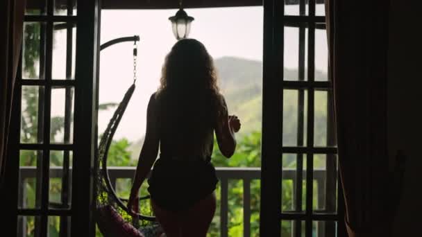 Les Femmes Prélassent Dans Sérénité Lever Soleil Riche Panorama Déploie — Video