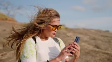 Enerjik yaşlılar yürüyüşe, manzaralı filmlere ve gençlik ruhuna bayılır. Telefonda rüzgarlı saçlı, dağ zirvesinde olgun bir Asyalı kadın. Macerada yalnız gezen, yaşlılıkta hayat dolu. Yavaş çekim.