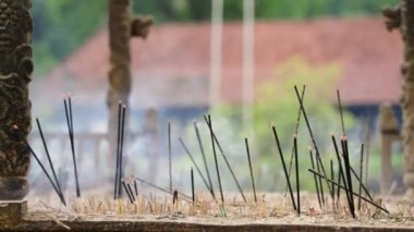 Tütsü çubukları antik tapınak sütunları arasında yanar, duman havayı doldurur. Kutsal mekanda geleneksel Budist ayini. Meditasyon, ruhsal atmosfer, Kandy 'de ibadet, Sri Dalada Maligawa Tapınağı.