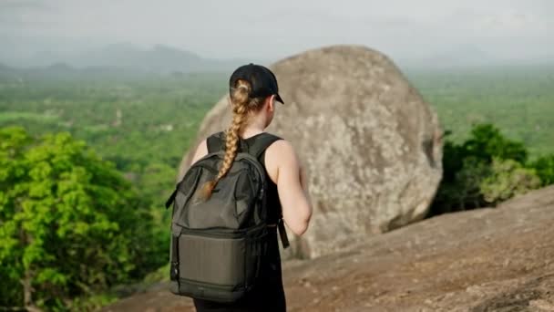 Explorer Osiąga Szczyt Cieszy Się Zieloną Panoramą Krajobrazu Kobieta Plecakiem — Wideo stockowe