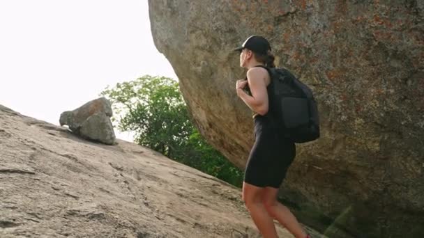 女性の気候変動は 頑丈な自然に囲まれた上昇に挑戦します アドベントロウスな女性がピドゥカラロックの急な岩の斜面を登ります 健康的なライフスタイル ロッククライミング活動が撮影されました スローモ — ストック動画