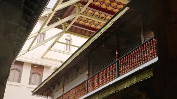 坎迪的圣地装饰着雕刻的木头和复杂的图案 斯里兰卡Dalada Maligawa古寺屋顶上的雨滴 宁静的氛围 潮湿的文化遗产在缓慢的运动中 — 图库视频影像