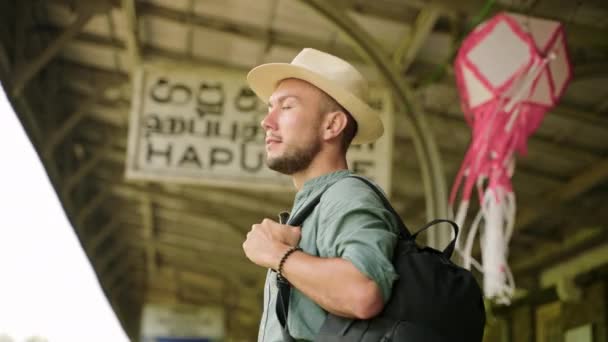 Człowiek Zdjęciach Lokalna Kultura Atmosfera Azjatycki Podróżnik Plecakiem Odkrywa Dworzec — Wideo stockowe