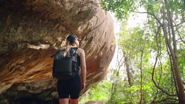Путешествие Через Природный Пещерный Ландшафт Солнечный Свет Фильтрующий Деревья Активная — стоковое видео