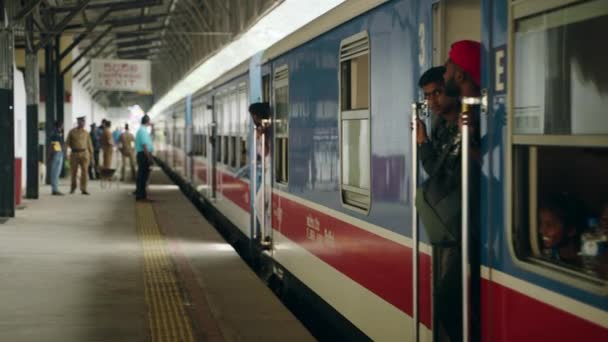 2023 Nanu Oya Sri Lanka 通勤者为旅行作准备 观看火车离开 捕捉旅行时刻 乘客们靠着车厢的窗户 在列车开始在站台上行驶时告别 — 图库视频影像