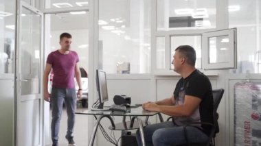 Adam gülümsüyor, çalışanın araç anahtarlarını kabul ediyor, tatmin oluyor. Müşteriye araba galerisinde anahtar verilir, başarılı bir anlaşma yapılır. Profesyonel, otomobil galerisi müşteri hizmetleri mükemmelliği