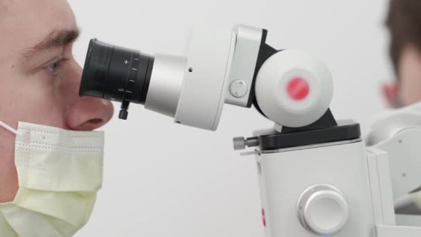 Primo Piano Dello Scienziato Maschio Maschera Protettiva Utilizzando Microscopio Laboratorio — Video Stock