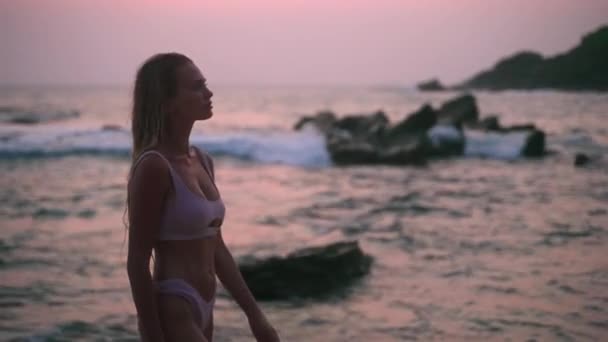 Gelassener Strandspaziergang Bei Sonnenuntergang Frau Bikini Genießt Meereswellen Felsen Die — Stockvideo
