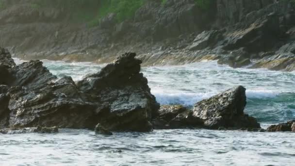 自然愛好家 旅行ブログ 映画のバックドロップに最適なダイナミックな海の景色 サンセットは岩の海岸線を点灯し ジャガイドされた石に波が衝突する ゴールデンタイムで自然な美しさ スローモ — ストック動画