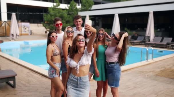 Freunde Genießen Urlaub Und Warme Ferien Auf Einer Sommerlichen Poolparty — Stockvideo