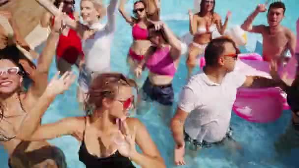 Groep Vrienden Zangers Het Zomerzwembad Feest Genieten Van Warm Weer — Stockvideo
