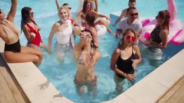Vrienden Vriendinnen Genieten Van Het Zomerweer Het Zwembadfeest Luxe Club — Stockvideo