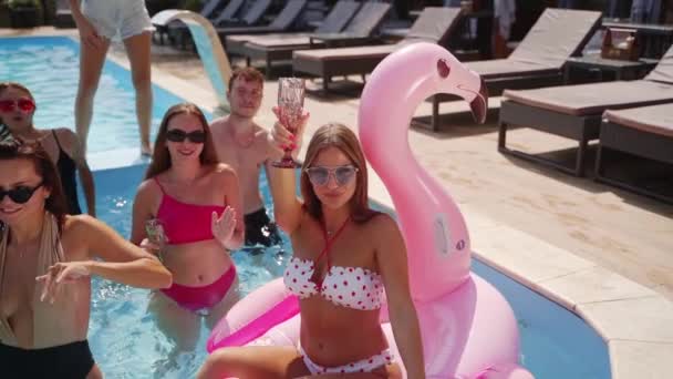 Modelki Dziewcząt Pozujące Jasnoniebieskiej Wodzie Basenu Letniej Imprezie Przy Basenie — Wideo stockowe