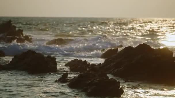 Taşlarda Köpüklü Deniz Köpüğü Okyanus Dalgalarında Gün Batımı Parıldıyor Plajda — Stok video